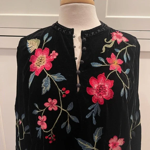 Johnny Was Floral Embroidered Velvet Estate Blouse Black - Picture 4 of 9